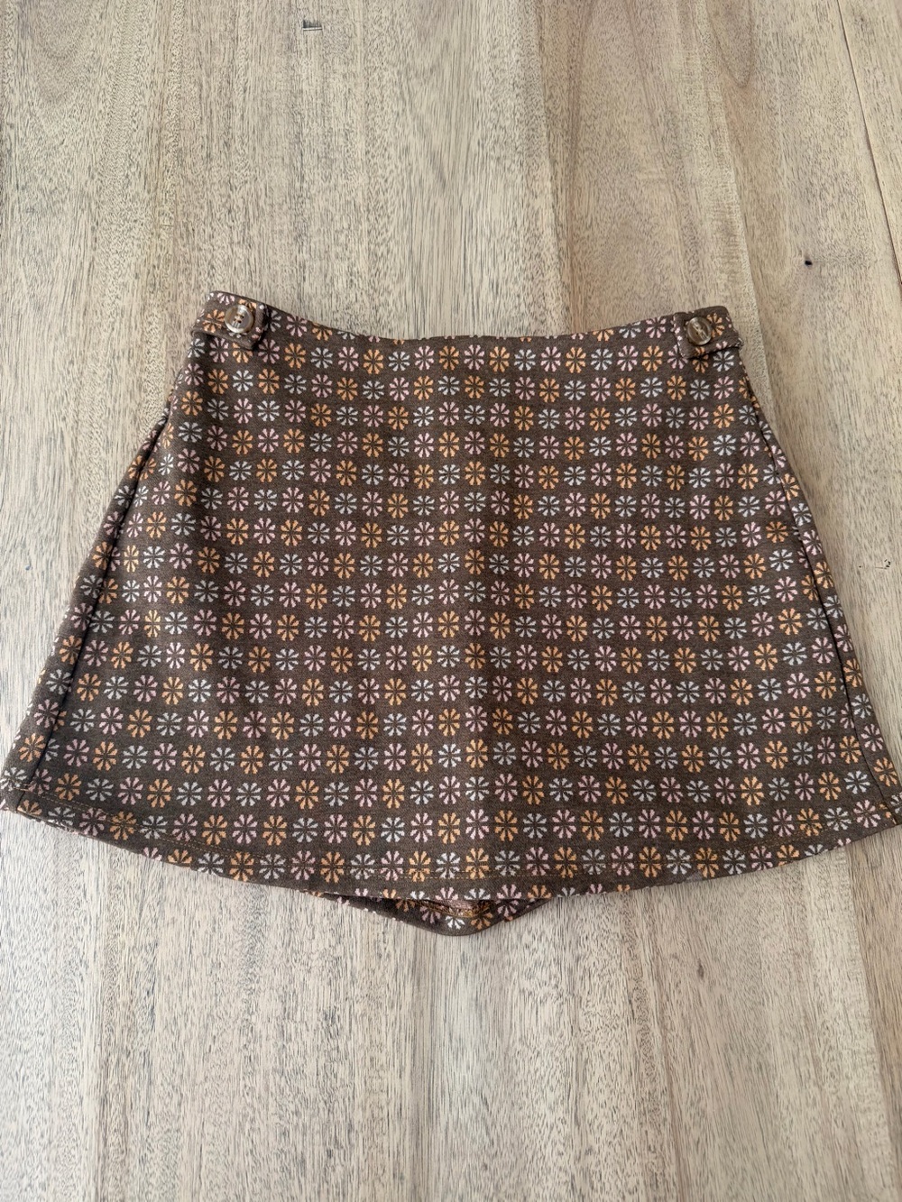 Altar'd State boho 70s-style floral skort Pinwheel Daisy Geometric Button Tabs